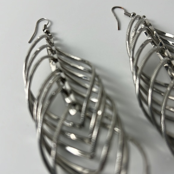 Cute Continuous Dangling Silver Tone Leaves Pierced Earrings - Picture 12 of 16